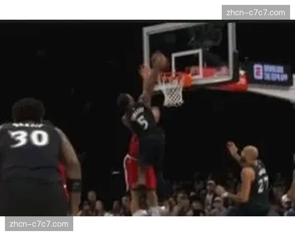 特写：爱德华兹抢断后一条龙暴扣，标靶中心瞬间沸腾