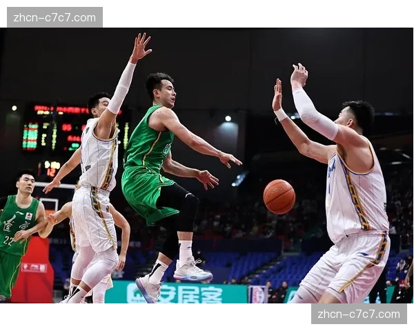 VAR介入判定防守方是否“主动参与进攻”的案例引发新讨论
